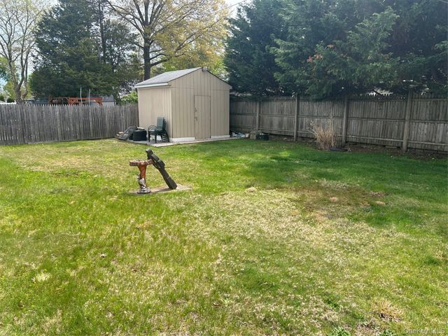 6 Mead Lane, Westbury, NY 11590