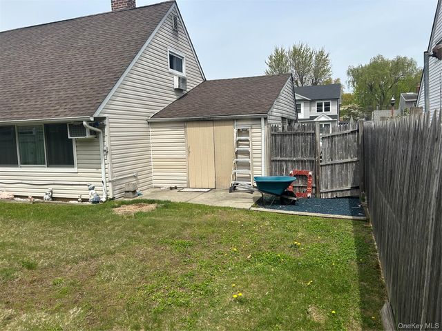 6 Mead Lane, Westbury, NY 11590