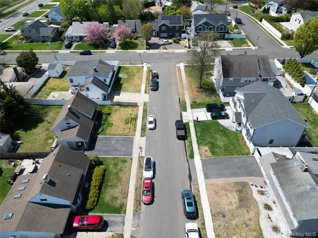 6 Mead Lane, Westbury, NY 11590