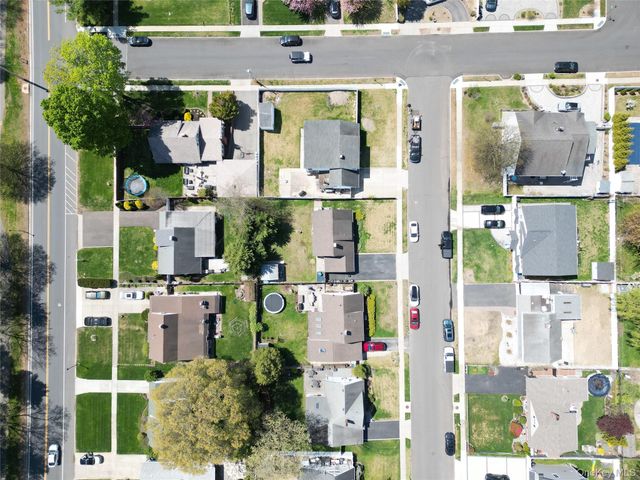 6 Mead Lane, Westbury, NY 11590