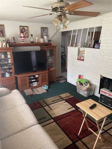 6 Mead Lane, Westbury, NY 11590