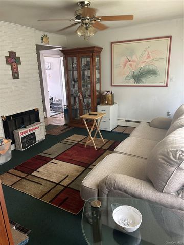 6 Mead Lane, Westbury, NY 11590