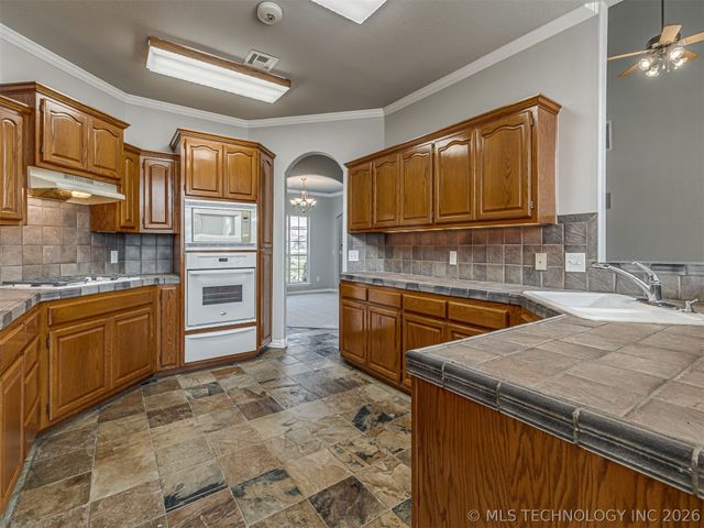 12591 Longhorn Court, Glenpool, OK 74033