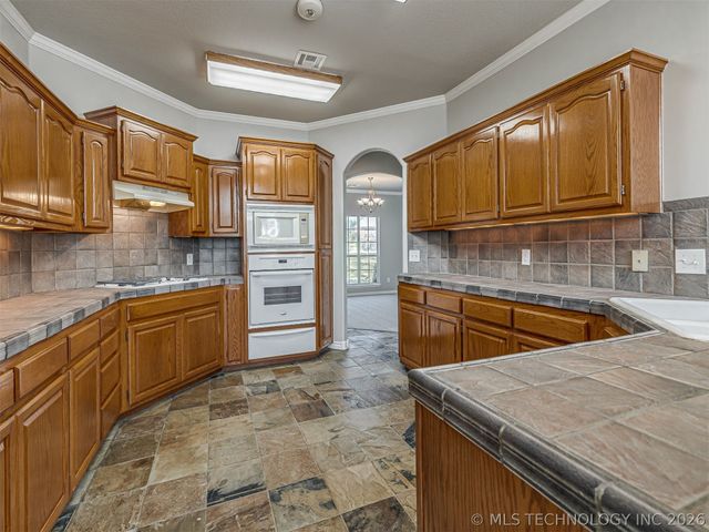 12591 Longhorn Court, Glenpool, OK 74033