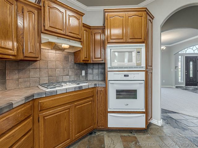 12591 Longhorn Court, Glenpool, OK 74033
