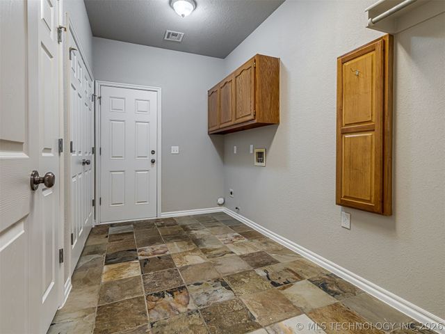 12591 Longhorn Court, Glenpool, OK 74033