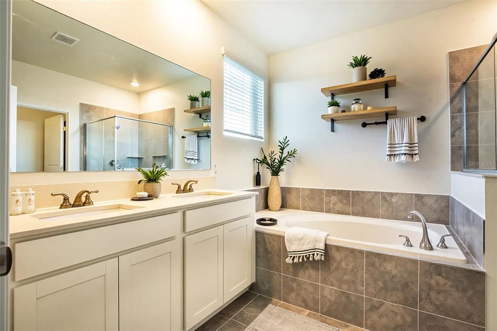 Image 15 of property listing at 286 BOGEY DRIVE, Davenport, FL 33896