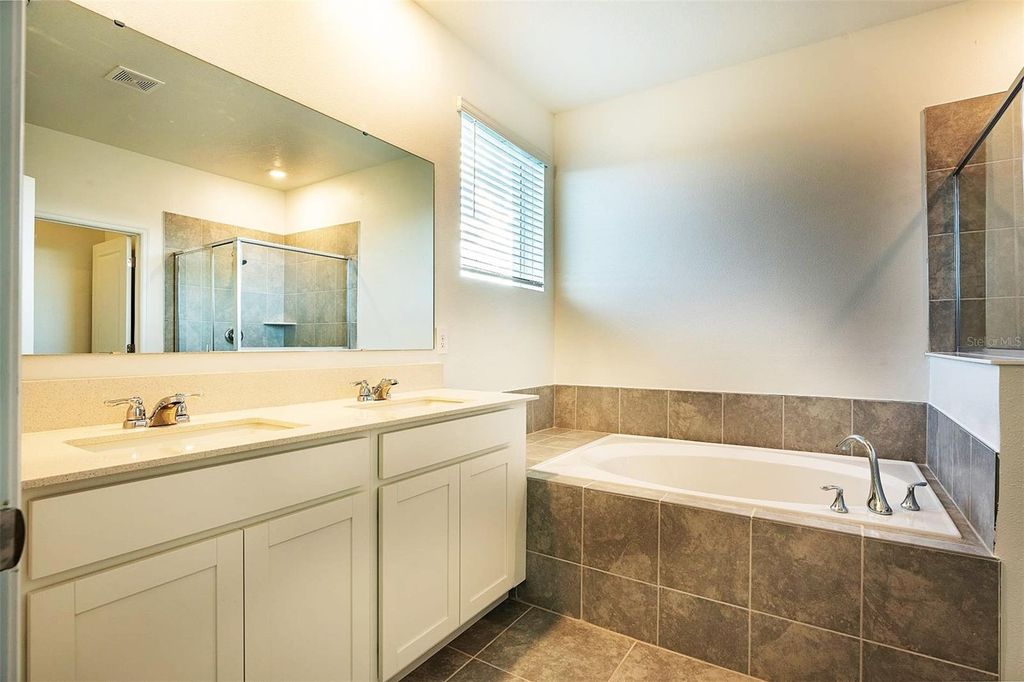 Image 16 of property listing at 286 BOGEY DRIVE, Davenport, FL 33896