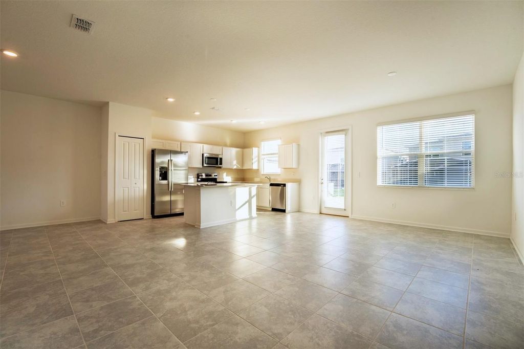 Image 4 of property listing at 286 BOGEY DRIVE, Davenport, FL 33896