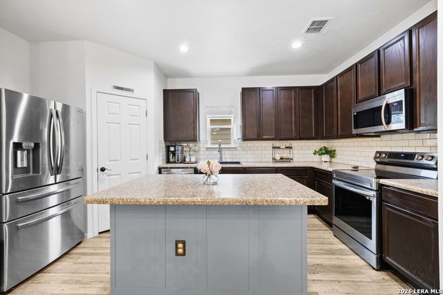 2431 Rainbow Basin, Converse, TX 78109