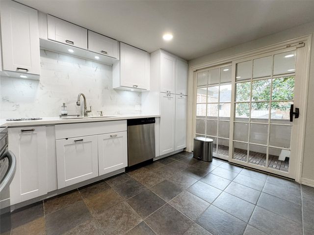 637 S Ripple Creek Drive 637, Houston, TX 77057