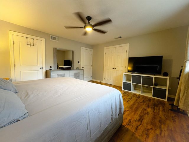 637 S Ripple Creek Drive 637, Houston, TX 77057