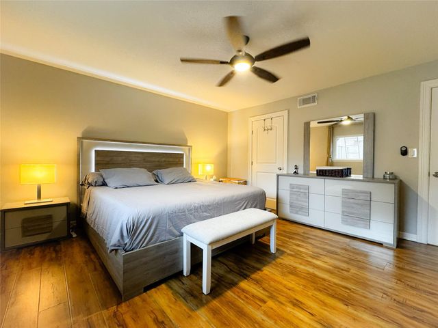 637 S Ripple Creek Drive 637, Houston, TX 77057