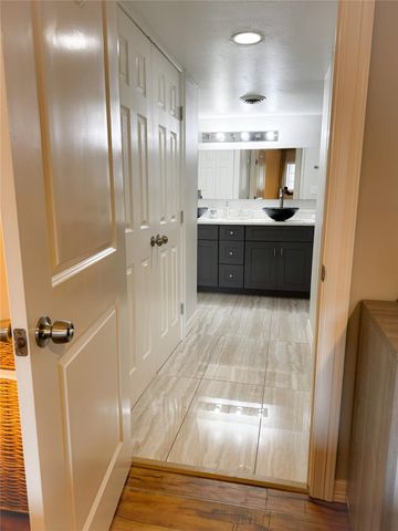 637 S Ripple Creek Drive 637, Houston, TX 77057