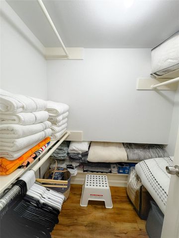 637 S Ripple Creek Drive 637, Houston, TX 77057