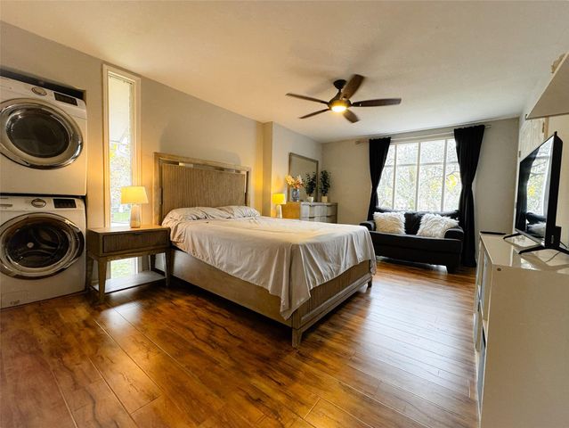 637 S Ripple Creek Drive 637, Houston, TX 77057