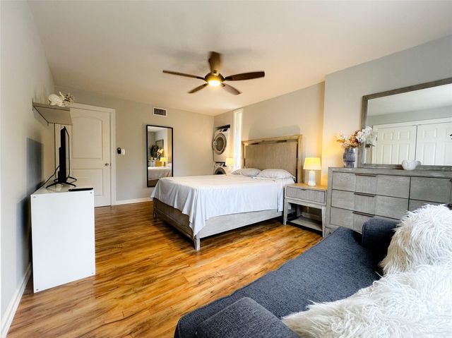 637 S Ripple Creek Drive 637, Houston, TX 77057