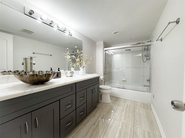 637 S Ripple Creek Drive 637, Houston, TX 77057