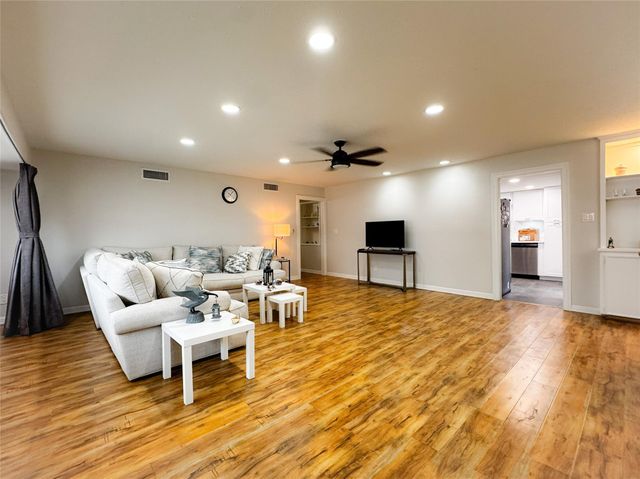 637 S Ripple Creek Drive 637, Houston, TX 77057