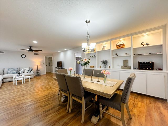 637 S Ripple Creek Drive 637, Houston, TX 77057