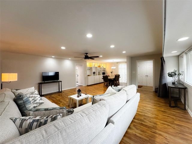 637 S Ripple Creek Drive 637, Houston, TX 77057