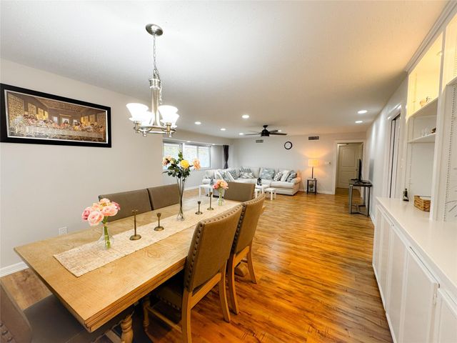 637 S Ripple Creek Drive 637, Houston, TX 77057