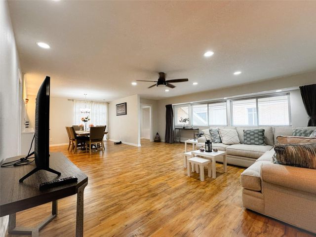 637 S Ripple Creek Drive 637, Houston, TX 77057