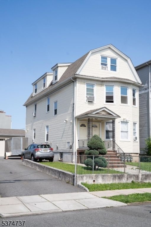 513 Maple Ave, Elizabeth City, NJ 07202