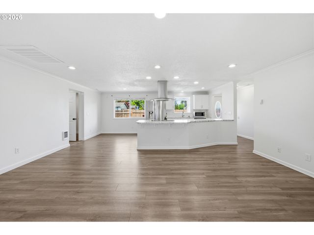196 MANBRIN Dr N, Keizer, OR 97303