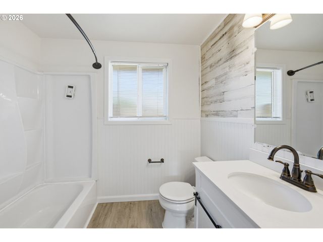 196 MANBRIN Dr N, Keizer, OR 97303