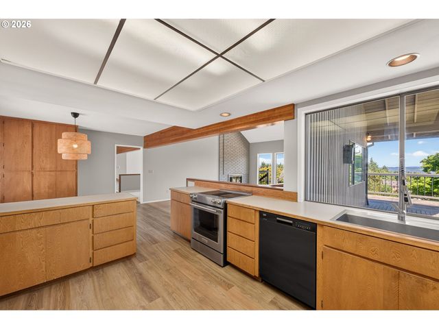 9945 Sw 170TH Ave, Beaverton, OR 97007