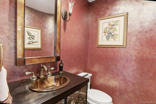 9 The Grasslands, Woodbury, NY 11797