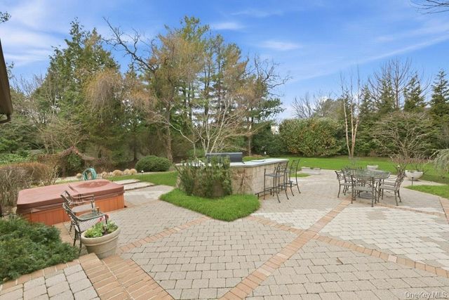 9 The Grasslands, Woodbury, NY 11797