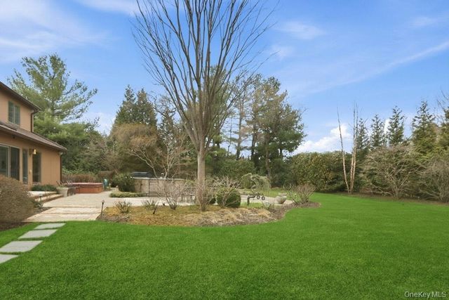 9 The Grasslands, Woodbury, NY 11797
