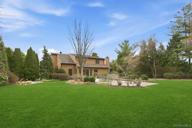 9 The Grasslands, Woodbury, NY 11797