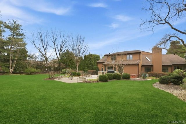 9 The Grasslands, Woodbury, NY 11797