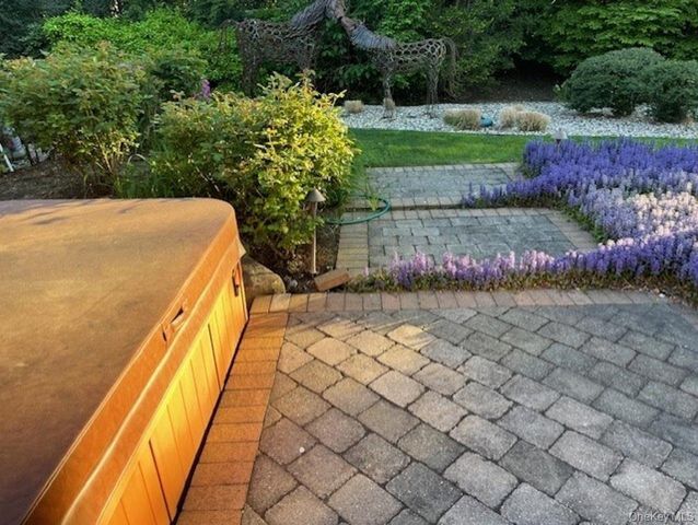 9 The Grasslands, Woodbury, NY 11797
