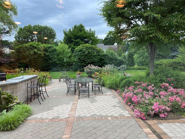 9 The Grasslands, Woodbury, NY 11797