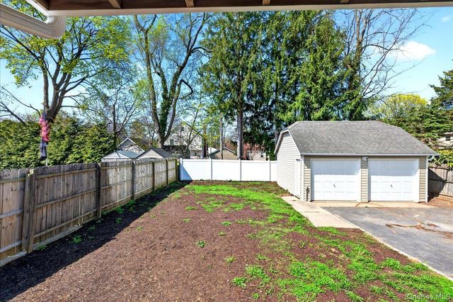 909 2nd Street N, East Northport, NY 11731