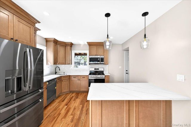 909 2nd Street N, East Northport, NY 11731