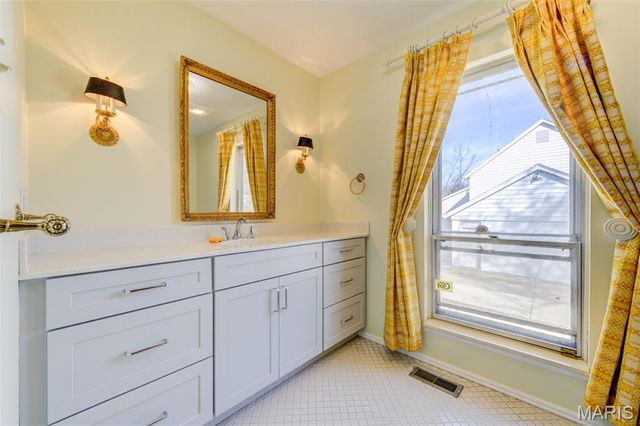 15137 Chamisal Drive, Chesterfield, MO 63017