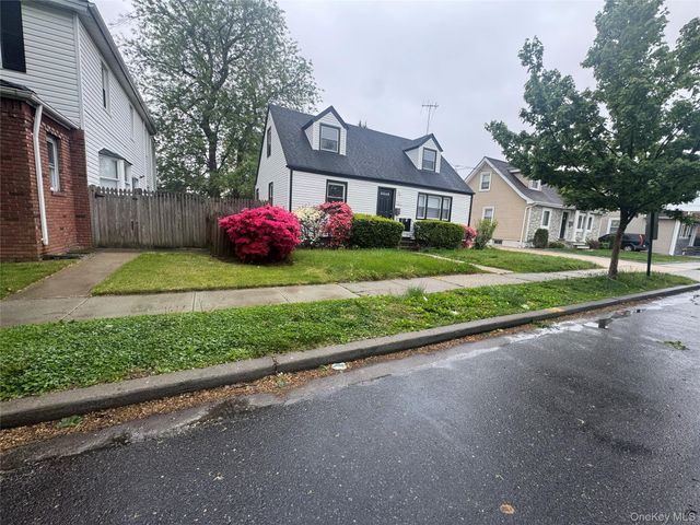121 Sheridan Avenue, Williston Park, NY 11596