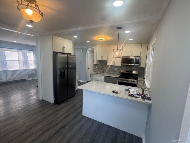 121 Sheridan Avenue, Williston Park, NY 11596