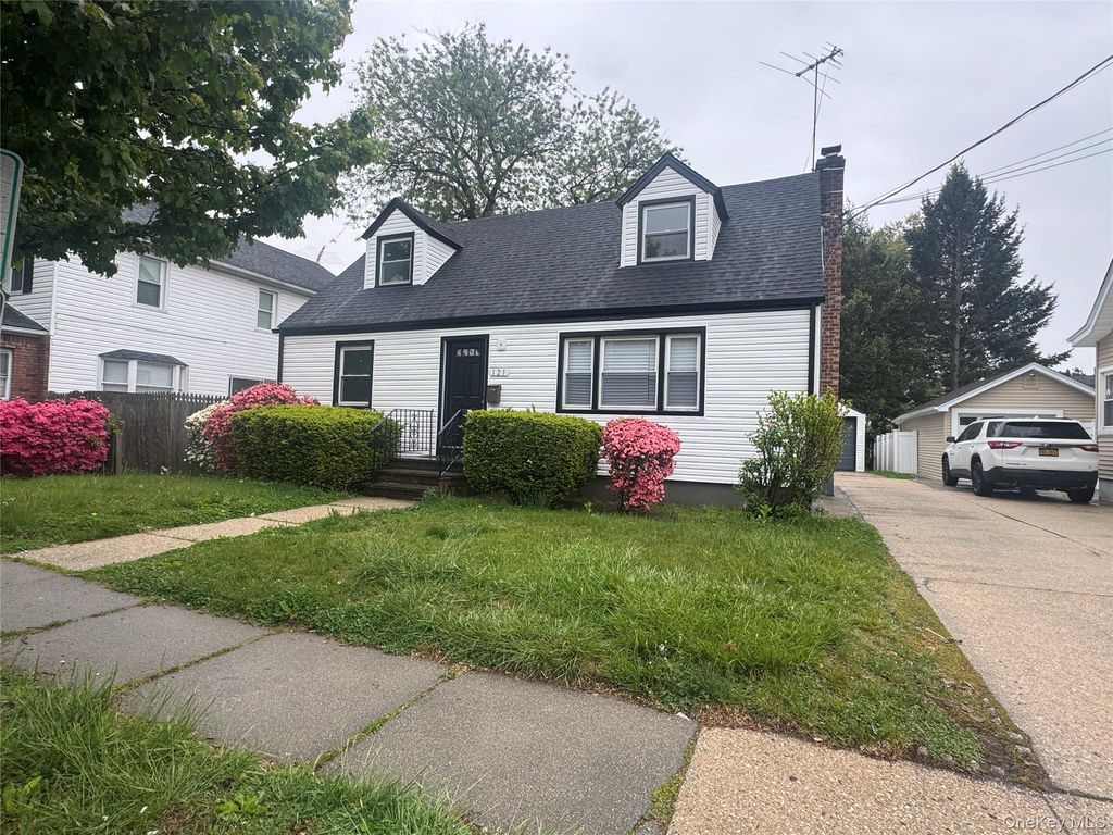 121 Sheridan Avenue, Williston Park, NY 11596