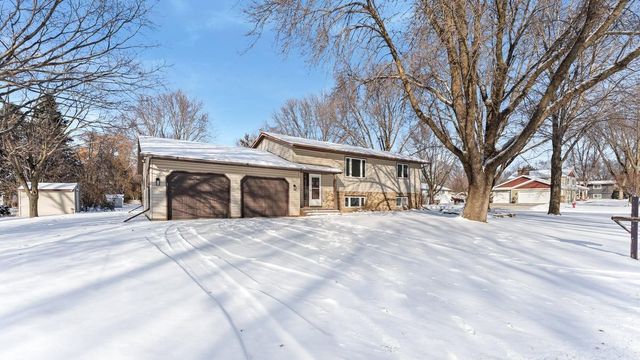 829 Pleasantview Drive SE, Willmar, MN 56201