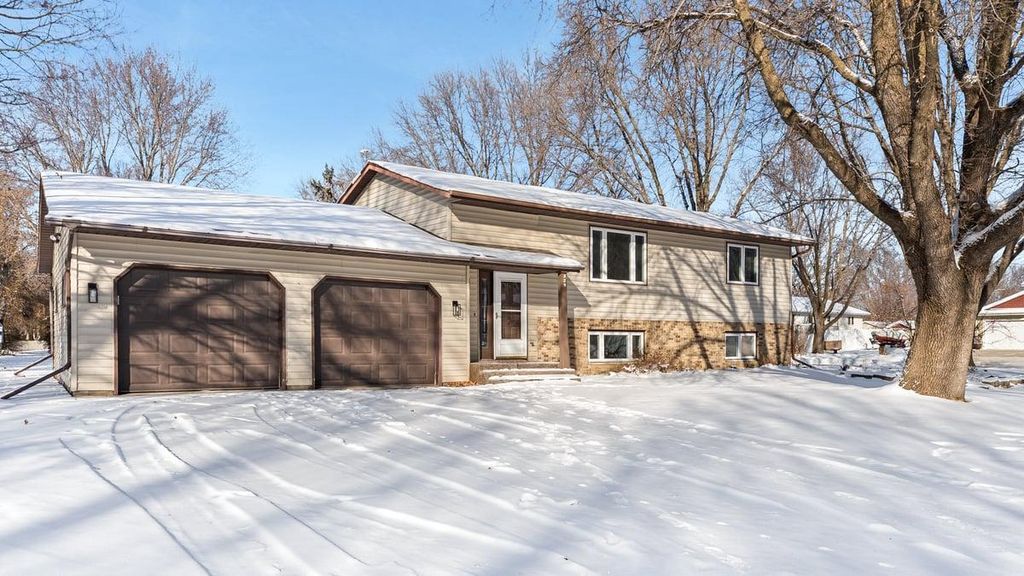 829 Pleasantview Drive SE, Willmar, MN 56201