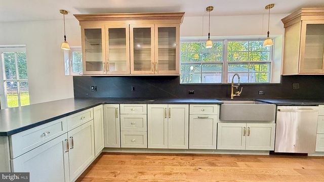 6 DURHAM RD, Ottsville, PA 18942