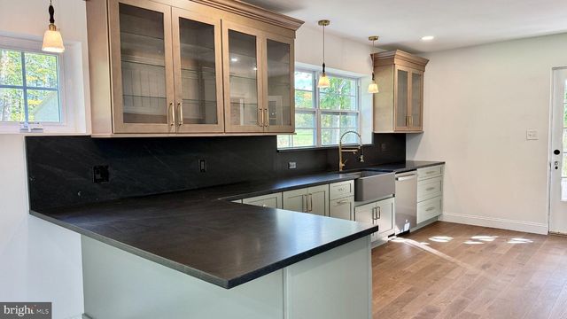 6 DURHAM RD, Ottsville, PA 18942