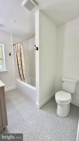 6 DURHAM RD, Ottsville, PA 18942