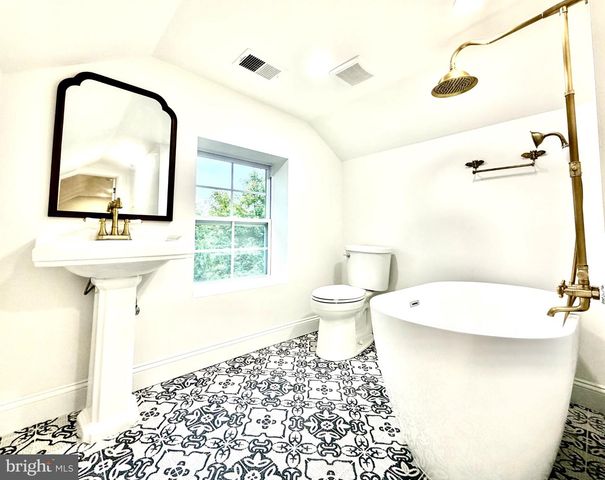 6 DURHAM RD, Ottsville, PA 18942
